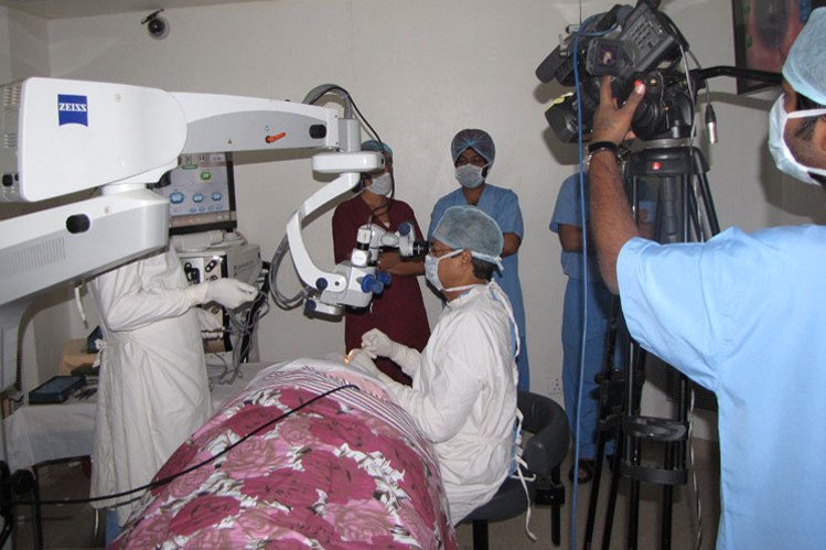 Dr. Chaudhary performs live Phaco surgery