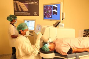 Dr. Chaudhary performs LIVE bladeless Femto laser surgery